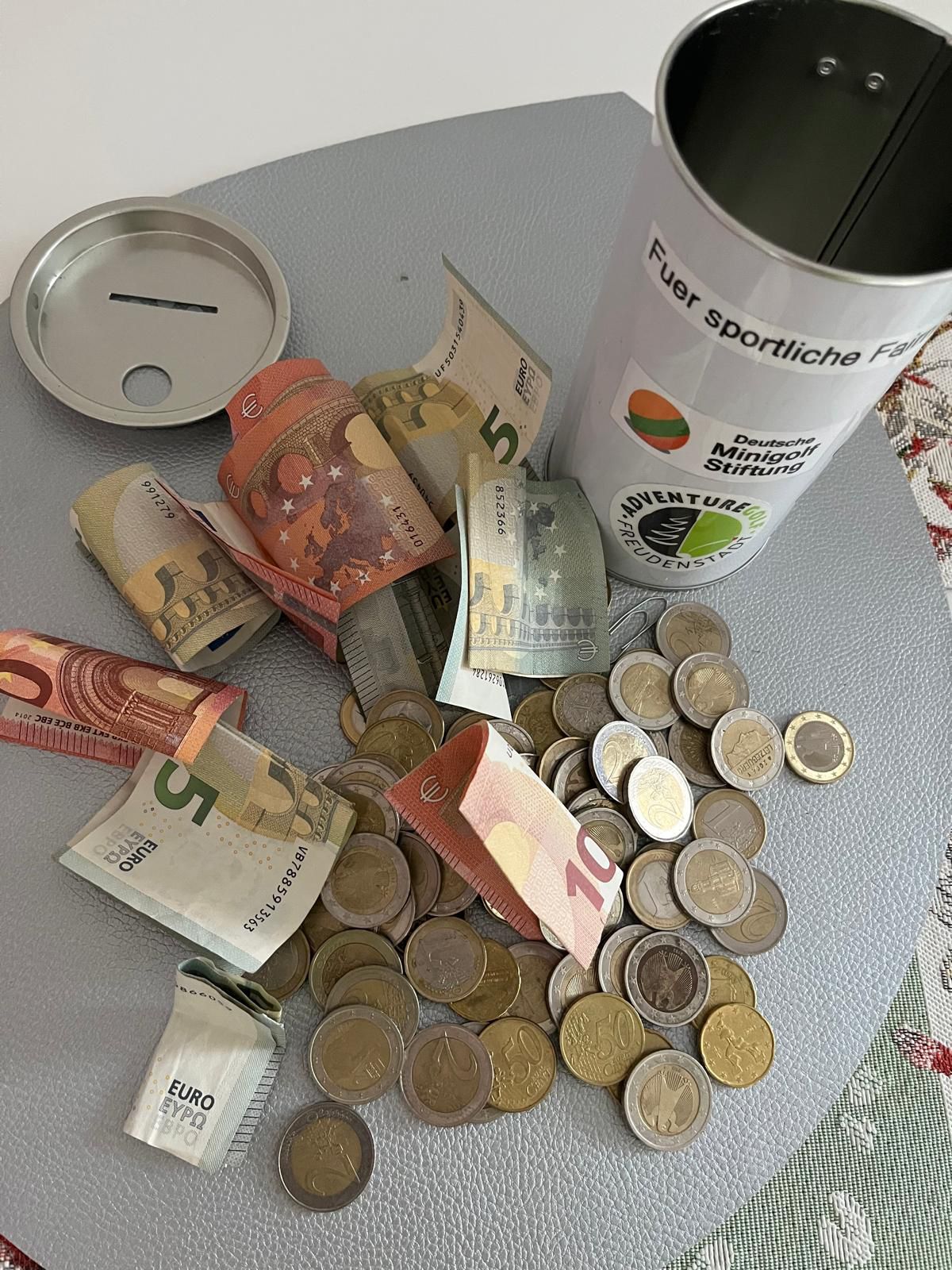 Featured image for “Leerung der Sammelkasse – Herzlicher Dank an unsere Sportfreunde aus Freudenstadt!”